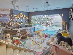 Bazén v ubytování Novotel Suites Manila at Acqua nebo v jeho okolí