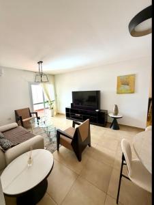 a living room with a couch and a tv at Departamento Cómodo y Centrico in Posadas
