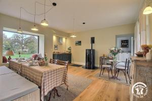 a living room with a table and a kitchen at Fontaine aman in La Roche-Derrien