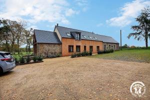 una casa con un coche aparcado delante en Fontaine aman, en La Roche-Derrien