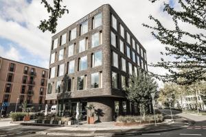 un edificio de oficinas en una calle de la ciudad en HARBR Hotel Konstanz, a member of Radisson Individuals, en Constanza