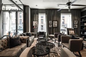 Una sala de estar con sofás, sillas y ventanas. en HARBR Hotel Konstanz, a member of Radisson Individuals, en Constanza