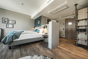 un dormitorio con una cama y un escritorio en una habitación en HARBR Hotel Konstanz, a member of Radisson Individuals, en Constanza