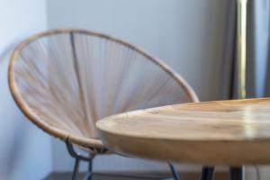 Una mesa de madera con una silla de madera junto a una ventana en HARBR Hotel Konstanz, a member of Radisson Individuals, en Constanza