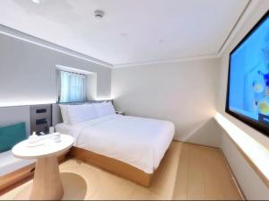 Ένα ή περισσότερα κρεβάτια σε δωμάτιο στο JI Hotel Shanghai Hailun Road Subway Station