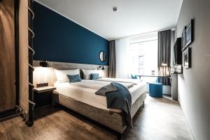Ένα ή περισσότερα κρεβάτια σε δωμάτιο στο HARBR Hotel Konstanz, a member of Radisson Individuals