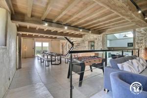 ein Wohnzimmer mit einem Tisch und einigen Stühlen in der Unterkunft De lescuillo in Noyal-Muzillac