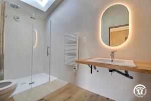 ein Badezimmer mit Waschbecken und Spiegel in der Unterkunft De lescuillo in Noyal-Muzillac