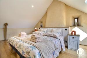 ein Schlafzimmer mit einem Bett mit Handtüchern darauf in der Unterkunft De lescuillo in Noyal-Muzillac