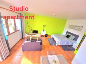 Posezení v ubytování Discovery Apartment