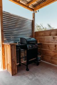 Gril dostupný pro hosty v apartmánu