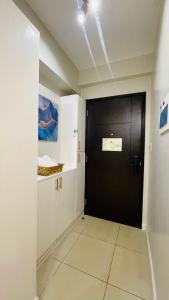un corridoio con porta nera in una stanza di Casa Azul Serin East Tagaytay a Tagaytay