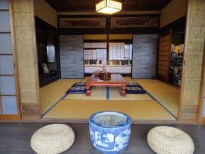 - un salon avec une table et deux tabourets dans l'établissement さぬきの宿 古民家 岡本, à Oda 61 autres photos