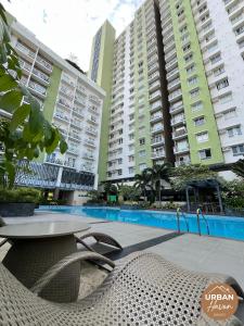 een tafel en stoelen voor enkele gebouwen bij Urban Haven Davao in Davao City +22 foto's