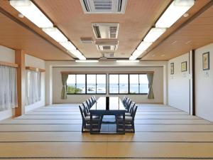 InuwakaにあるDaitoku Hotelのテーブルと椅子のある会議室 +167枚の写真