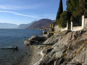 a body of water next to a rocky shore at Casa Mary in San Siro