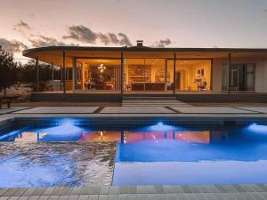 une maison avec une piscine devant dans l'établissement Luxury Villa Pool & Spa Looking Glass, à Yucca Valley