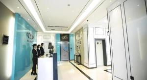 DunhuaにあるXana Lite·Dunhua Railway Stationの建物の窓口に立つ集団