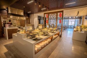 - une cuisine avec comptoir et vaisselle dans l'établissement Astica Hotel Nha trang, à Nha Trang