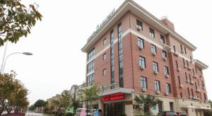 無錫市にあるJinjiang Inn Style Wuxi Yuqihu Xi Roadの街の通りにある大きな赤レンガの建物