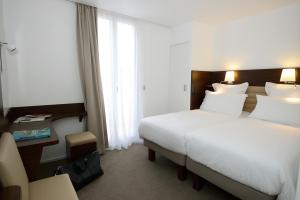 Postel nebo postele na pokoji v ubytování Hôtel & Appartements Monsigny