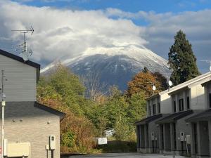 Nespecifikovaný výhled na hory nebo výhled na hory při pohledu z penzionu