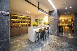 een bar in een restaurant met krukken in een kamer bij Echarm Hotel Lhasa Potala Palace in Lhasa
