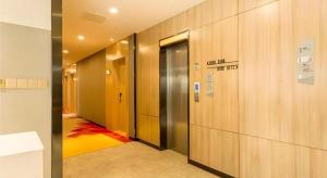 een hal met een lift in een gebouw bij Borrman Hotel Tai'an Central Hospital Taishan Tianwai Village Hongmen in Tai'an