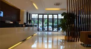 武漢市にあるCity Comfort Inn Wuhan East Lake Scenic Area Happy Valleyの受付と駐車場のあるロビー