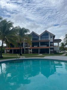 une maison avec piscine devant un immeuble dans l'établissement CoronadoWind, à Las Lajas