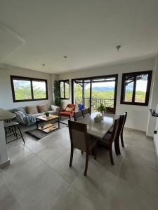 un salon avec une table et un canapé dans l'établissement CoronadoWind, à Las Lajas