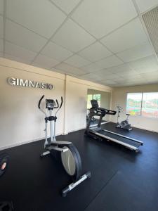 - une salle de sport avec 2 tapis de course et 2 machines elliptiques dans l'établissement CoronadoWind, à Las Lajas