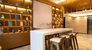 ein Esszimmer mit einem weißen Tisch und Stühlen in der Unterkunft JTOUR Inn Yulin Railway Station Industrial Products Market in Yulin