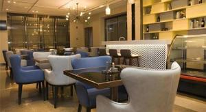 MishaziにあるEcharm Hotel Changchun Jiutai District Government Railway Stationの青と白の椅子とテーブルが備わるレストラン