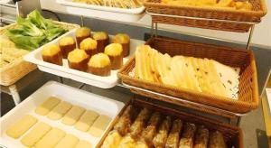 een toonbank met schalen vol kaas en ander eten bij City Comfort Inn Liuzhou Gubu Street Ma'anshan Park in Liuzhou