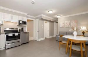 Köök või kööginurk majutusasutuses Stylish Home in Van West Side Near YVR&DT