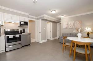 Köök või kööginurk majutusasutuses Stylish Home in Van West Side Near YVR&DT +23 fotot