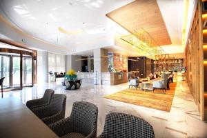 a lobby of a hotel with chairs and a table at Magnotel Nanjing Lishui Baota Bei Road in Lishui