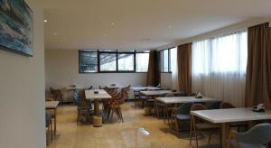 a dining room with tables and chairs and windows at City Comfort Inn Changsha South Railyway Station West Square in Changsha