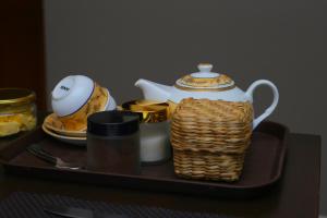 尼甘布Donald Mansion的桌子上放着一个托盘，上面放着茶壶和篮子。