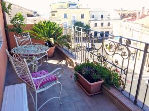 a balcony with a table and chairs on a balcony at Bed & Breakfast La Casa Antica in Macomer