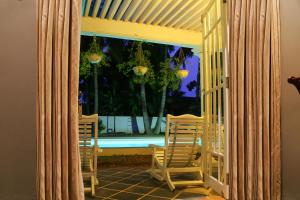 尼甘布Donald Mansion的带2把椅子和窗户的房间