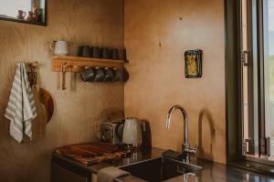 Η κουζίνα ή μικρή κουζίνα στο The Green Tent