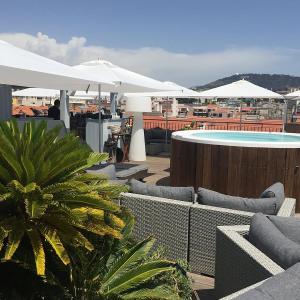 Bazén v ubytování Hôtel & Appartements Monsigny nebo v jeho okolí