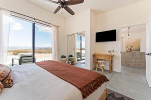 Postel nebo postele na pokoji v ubytování New Home with Gorgeous Views Spa Noetic House