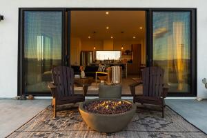 Posezení v ubytování New Home with Gorgeous Views Spa Noetic House