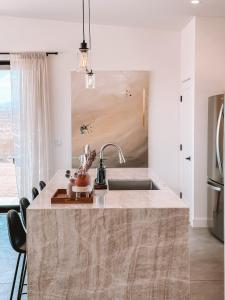 Fotografie z fotogalerie ubytování New Home with Gorgeous Views Spa Noetic House v destinaci Joshua Tree