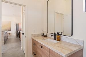 Koupelna v ubytování New Home with Gorgeous Views Spa Noetic House + 52 fotografií