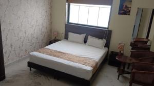1 dormitorio con 1 cama grande, ventana y ventana en SHAURYAAKSH HOTEL & Home stay, en Jaipur