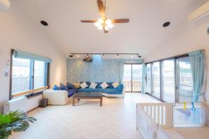 a living room with a couch and a ceiling fan at まるで映画館 本格シアター 寝室6部屋 大家族大集合 海まで徒歩すぐ ---オーシャニア一宮--- in Ichinomiya +96 photos